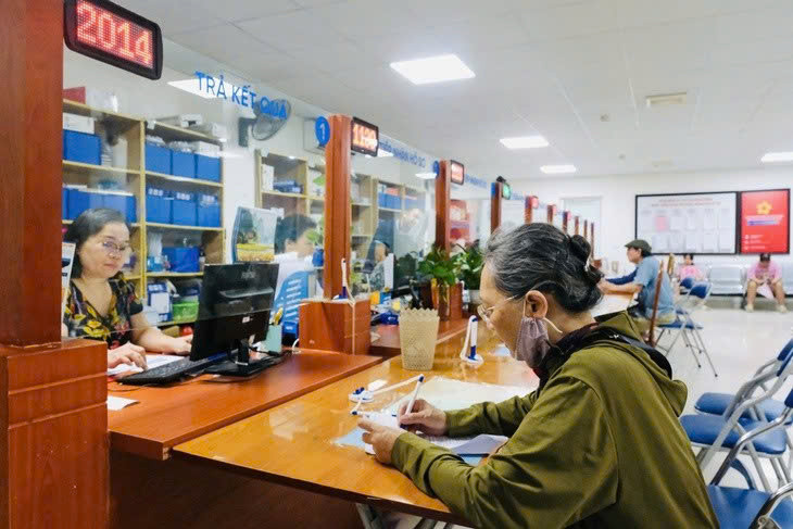 Người dân đến cơ quan bảo hiểm xã hội làm thủ tục - Ảnh: Hà Quân
