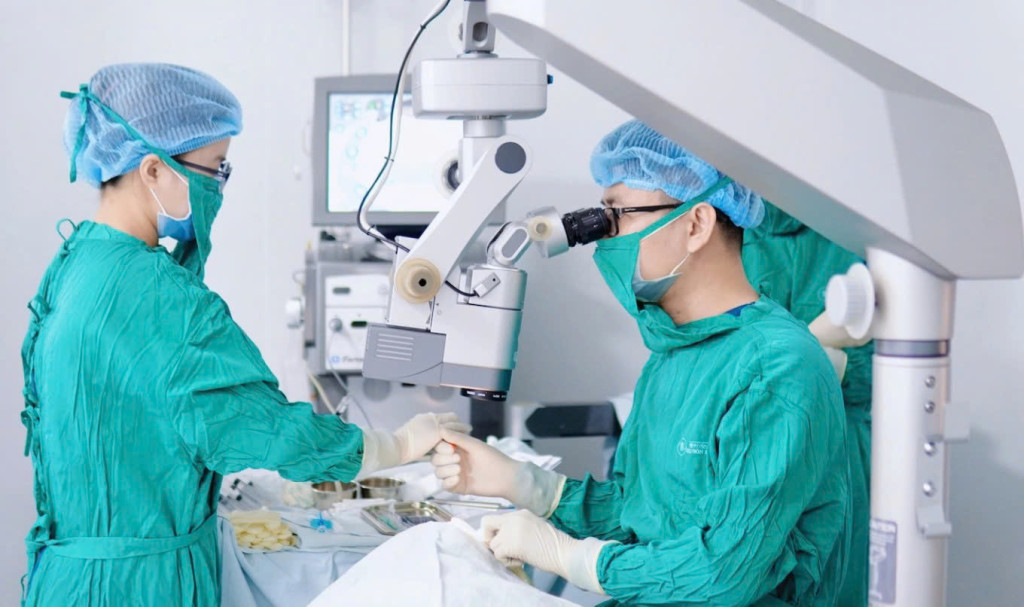 Phẫu thuật tại Bệnh viện Mắt Sài Gòn Đà Lạt (Ảnh: BVCC)