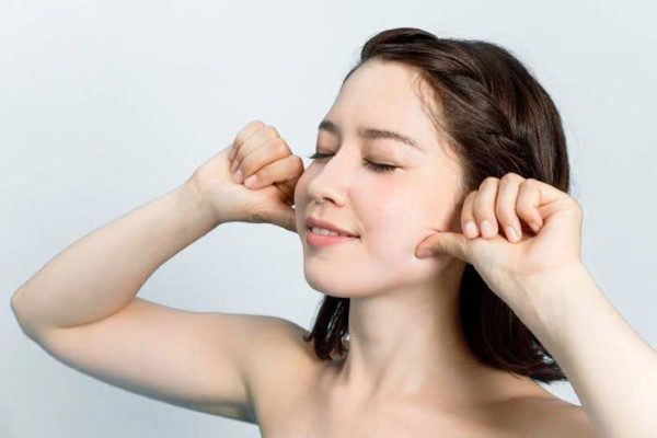Massage mặt có thẻ giúp làm giảm độ lệch (Ảnh minh họa)