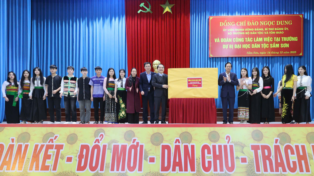 Bộ trưởng Đào Ngọc Dung: Giáo dục miền núi, nhất là giáo dục cho đồng bào dân tộc thiểu số, là 