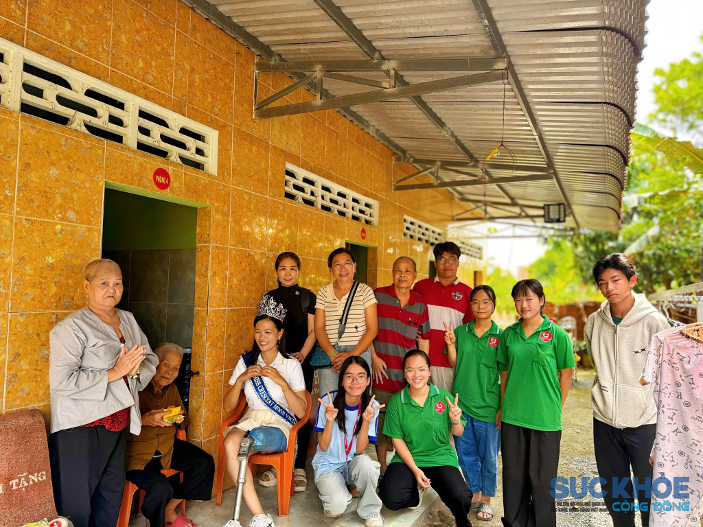 Hoa hậu Nguyễn Thị Minh Tâm thăm hỏi các cụ già đang được chăm sóc tại Chùa Kim Bửu (Ảnh: BTC)