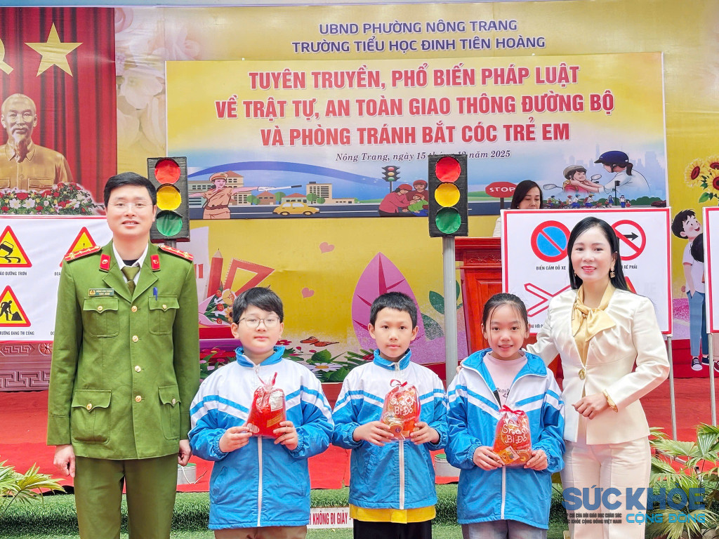 Nhà giáo Ưu tú Trần Thị Ánh Nguyệt – Bí thư Chi bộ, Hiệu trưởng nhà trường cùng CB công an phường trao quà cho học sinh (ảnh: PV)