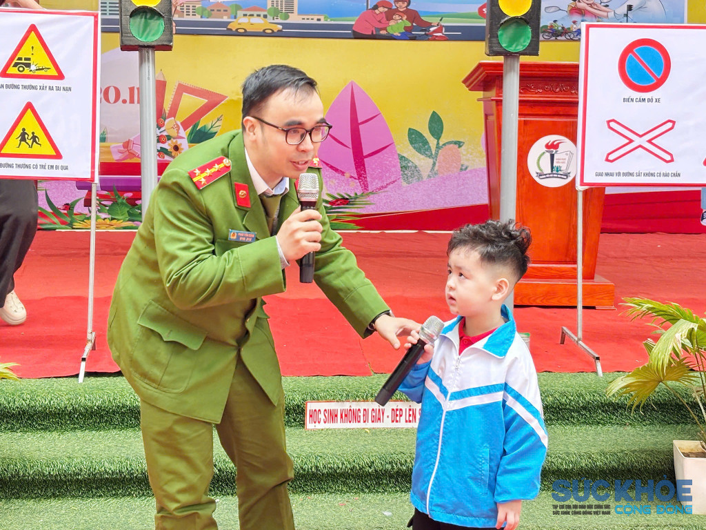 Cán bộ chiến sĩ Công an phường hướng dẫn học sinh (ảnh: PV)