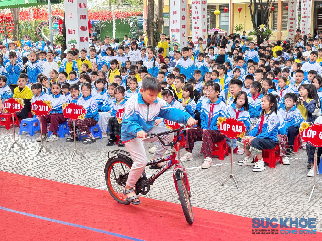 Học sinh tham gia tuyên truyền phổ biến an toàn giao thông (ảnh: PV)
