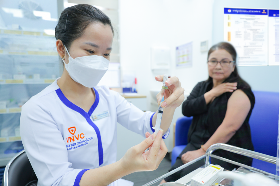 BS.CKI Bạch Thị Chính, Giám đốc Y khoa Hệ thống Tiêm chủng VNVC, chuyên gia trong lĩnh vực y tế dự phòng là một trong những người đầu tiên tại Việt Nam tiêm vắc xin RSV dành cho người lớn (Ảnh: Nhân Lê)
