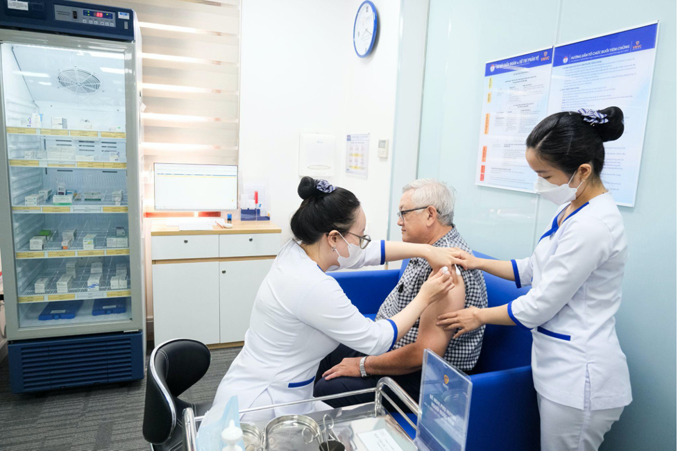 Ông Nguyễn Thái Hiệp, ở TP HCM, tiêm vắc xin RSV của GSK tại Hệ thống Tiêm chủng VNVC ngay trong ngày đầu tiên ra mắt (Ảnh: Nhân Lê)