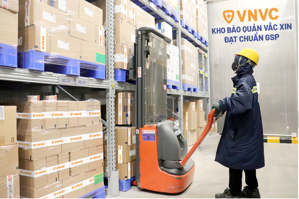 Tại VNVC, vắc xin RSV được bảo quản trong hệ thống kho lạnh, dây chuyền lạnh đạt chuẩn GSP theo tiêu chuẩn quốc tế, giám sát nhiệt độ tự động 24/24. (Ảnh: Mộc Thảo)