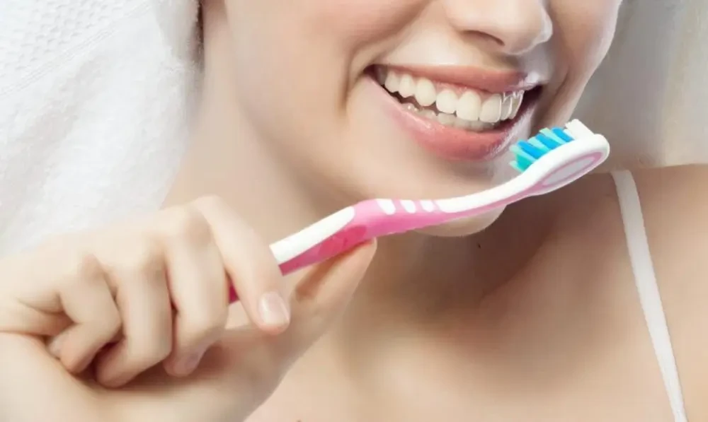 Đánh răng quá mạnh cũng khiến lợi bị tổn thương chảy máu (Ảnh minh họa)