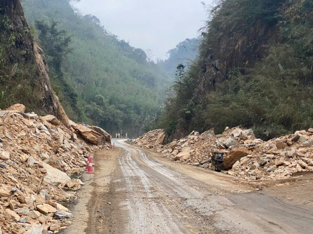 Đến 5h ngày 15/12 giải phóng được hàng ngàn khối đất, đá điểm sạt lở đã được thông tuyến (Ảnh: CTV)