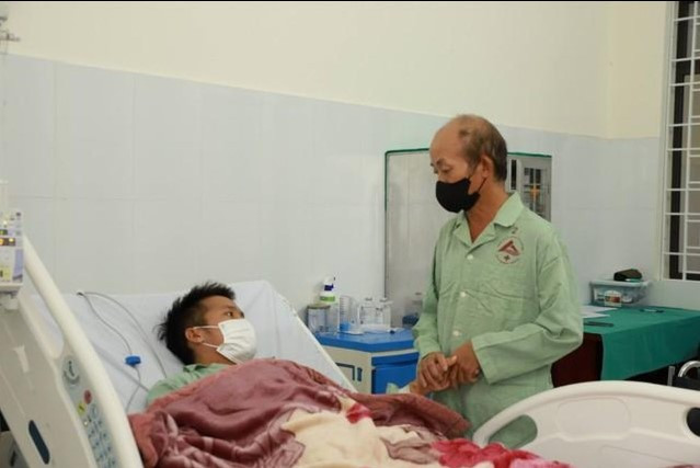 Ông G.S.G thăm con trai sau phẫu thuật. Hiện sức khỏe hai bố con đã ổn định (Ảnh: BVCC)