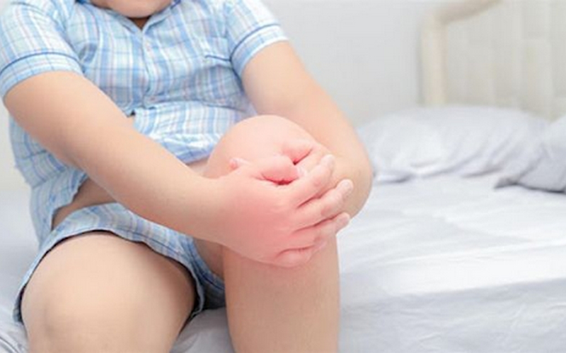 Trẻ dễ bị cứng khớp vào buổi sáng (Ảnh minh họa)