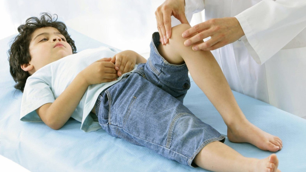 Nên đưa trẻ đi khám sớm để được can thiệp kịp thời (Ảnh minh họa)