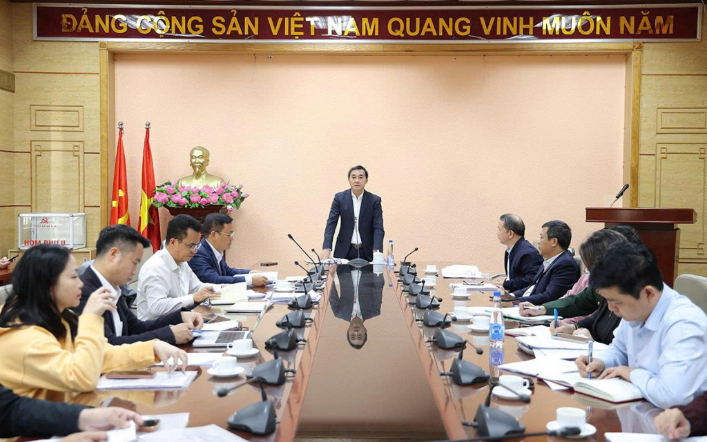 Thứ trưởng Bộ Y tế Trần Văn Thuấn chủ trì cuộc họp (Ảnh: VGP)