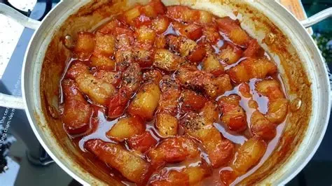 Thắng đường trước khi nấu giúp món kho lên màu bắt mắt, hấp dân (Ảnh minh họa)