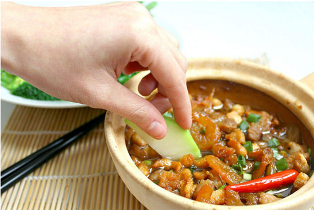 Dù món ăn đẹp mắt và ngon nhưng cách kho này tiềm ẩn nhiều nguy cơ gây hại cho sức khỏe (Ảnh minh họa)