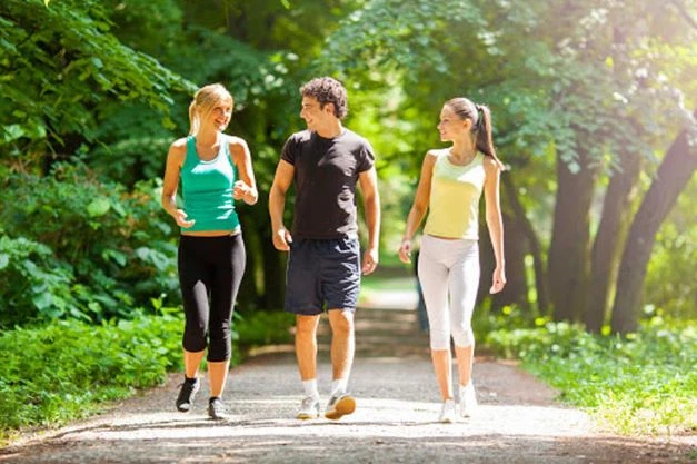 Nên đi bộ khoảng 3km mỗi ngày (Ảnh minh họa)