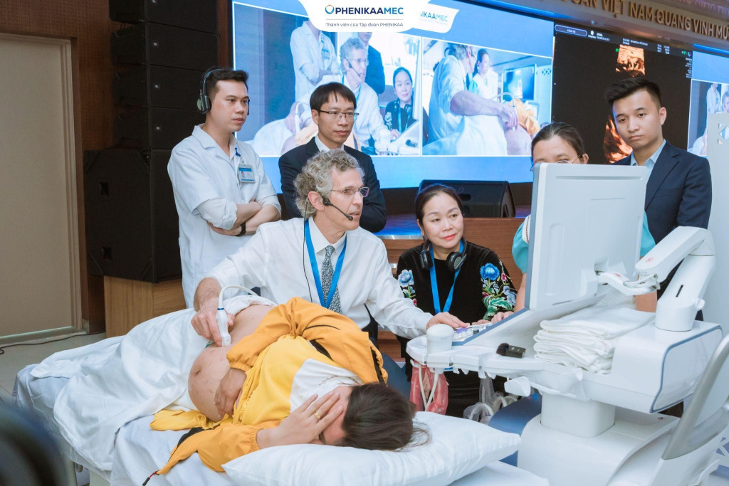 Kết hợp lý thuyết với thực hành, GS. Mark Steven Sklansky trực tiếp thực hiện siêu âm tim thai trình chiếu trên màn hình, chia sẻ các phương pháp chẩn đoán bất thường tim bẩm sinh 