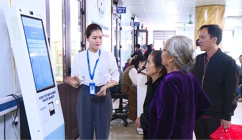 Bệnh nhân được hướng dẫn đăng ký khám chữa bệnh tại Kiot thông minh 