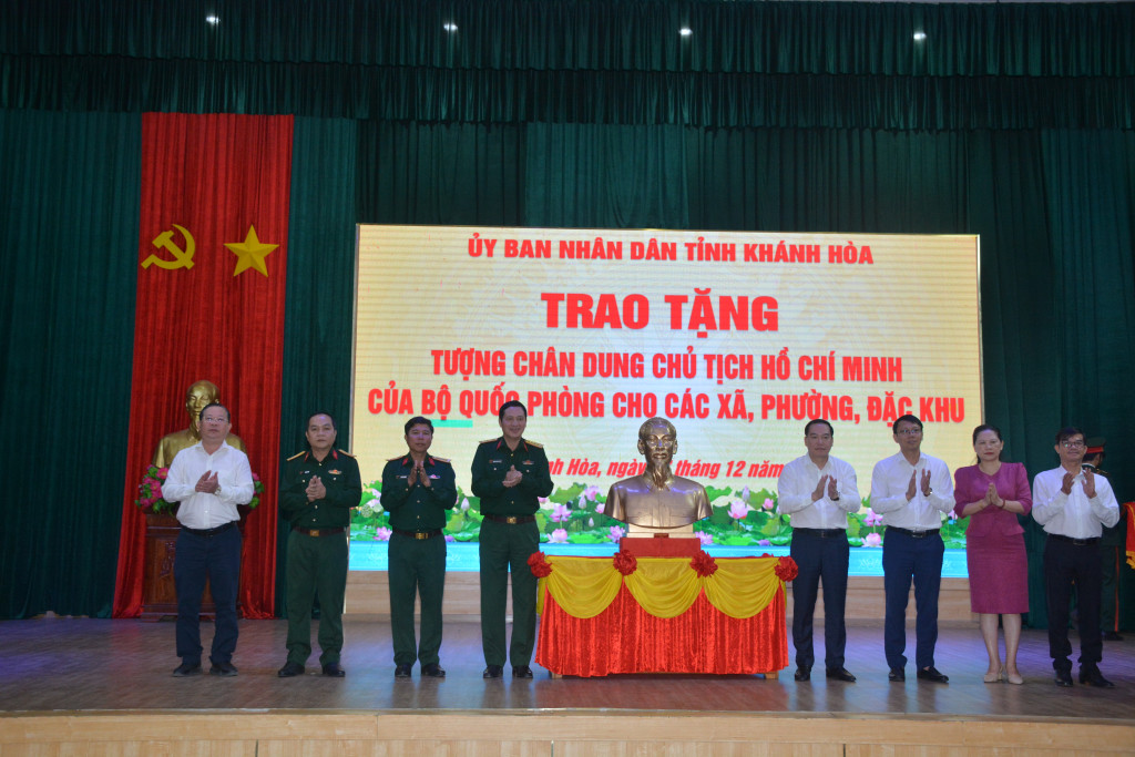 Nghi thức trao tặng tượng chân dung Chủ tịch Hồ Chí Minh (Ảnh: Vũ Duy Hiển)