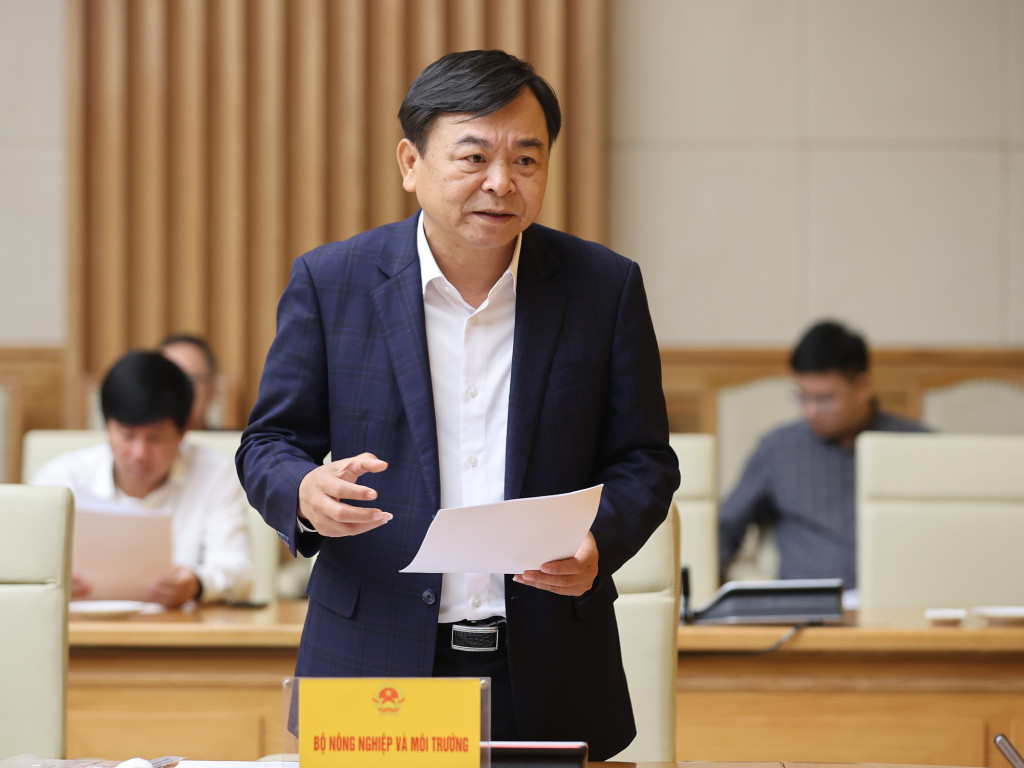 Thứ trưởng Bộ Nông nghiệp và Môi trường Nguyễn Hoàng Hiệp báo cáo (Ảnh: VGP/Nhật Bắc)