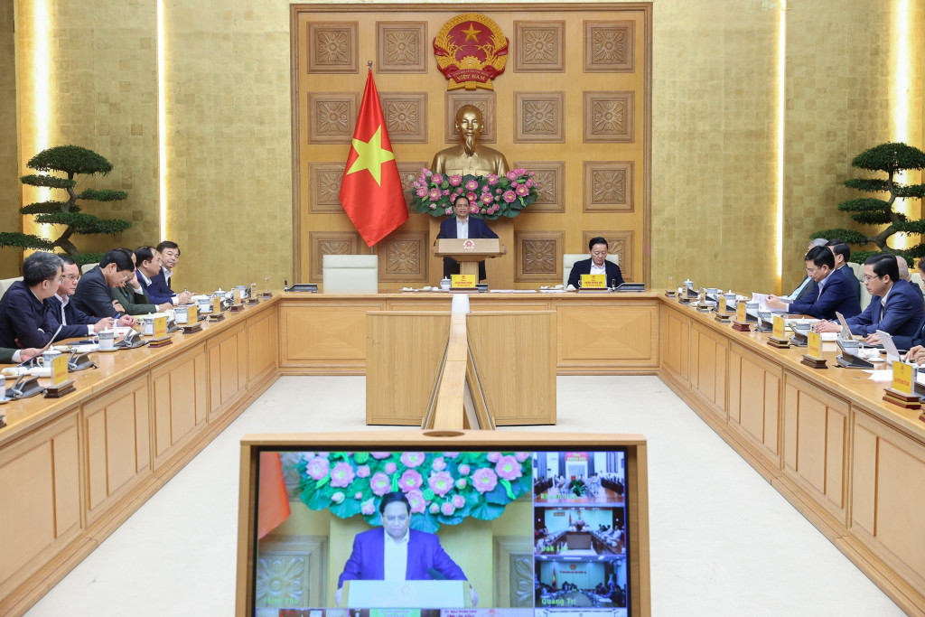 Thủ tướng một lần nữa nhắc lại mục tiêu đến ngày 31/12/2025 phải hoàn thành tất cả các nhà phải sửa chữa, đến ngày 31/1/2026 phải hoàn thành toàn bộ việc xây mới (Ảnh: VGP/Nhật Bắc)