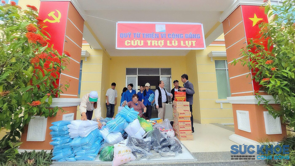 Ông Phạm Đình Vương – Phó Chủ tịch Hội đồng Bảo trợ Từ thiện, Quỹ Từ thiện Vì Cộng Đồng; Chủ tịch Công đoàn Tạp chí Sức Khỏe Cộng Đồng – đã trực tiếp thăm hỏi, động viên bà con, chia sẻ khó khăn với người dân vùng lũ (Ảnh: Alex Nguyễn)