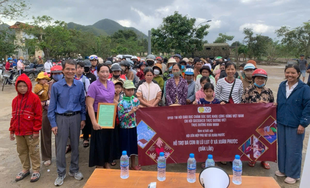 Nhiều chương trình thiện nguyện do Hội VACHE tổ chức đã kịp thời hỗ trợ cho bà con vùng lũ thời gian qua (Ảnh: Đình Vương - Alex Nguyễn)