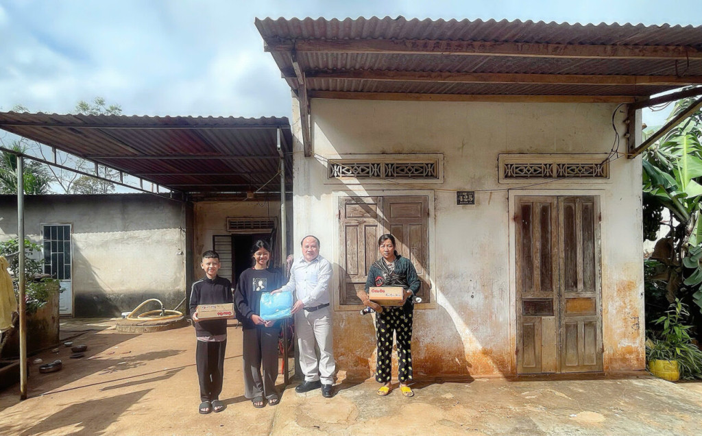 Ông Phạm Đình Vương - Trưởng Văn phòng Đại diện Hội VACHE tại TP. Hồ Chí Minh trao quà cho một hộ dân bị ảnh hưởng nặng nề bởi bão lũ (Ảnh: Alex Nguyễn)
