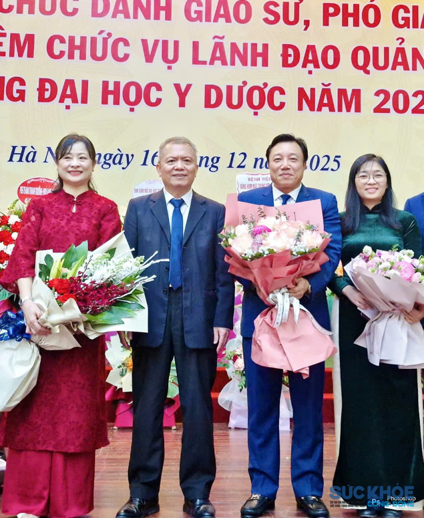 GS. Lê Ngọc Thành, Hiệu trưởng Trường Đại Học Y Dược tặng hoa chúc mừng GS. Nguyễn Huy Ngọc ( ảnh: Đình Thơm)