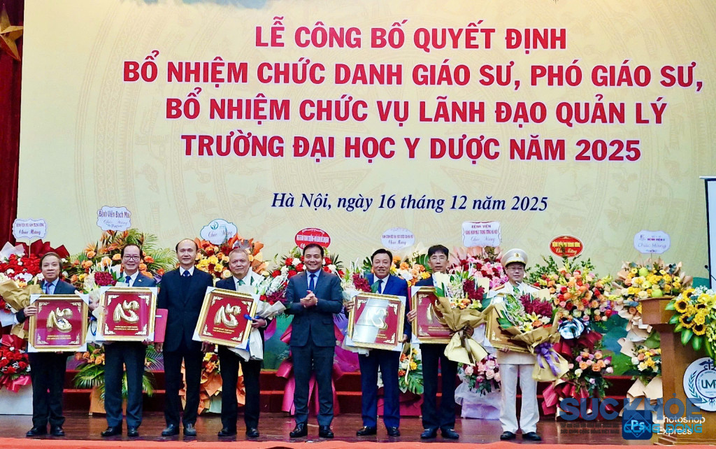 GS. Nguyễn Huy Ngọc, Phó Chủ tịch UBND tỉnh Phú Thọ( đứng thứ 3 từ phải sang trái) nhận Quyết định tại lễ công bố bổ nhiệm chức danh Giáo sư của Trường Đại học Y Dược ( Ảnh: Đình Thơm)