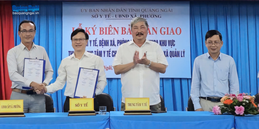 Các đại biểu ký kết biên bản bàn giao trạm y tế cấp xã do Trung tâm Y tế Quảng Ngãi quản lý về cho các xã, phường. Ảnh: BẠCH VÂN