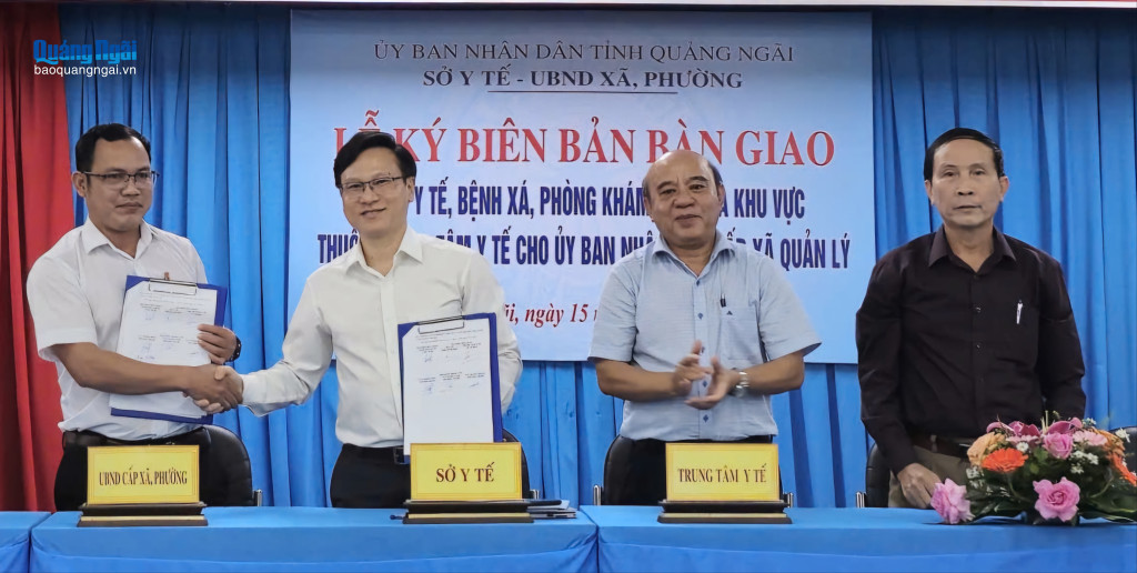Các đại biểu ký kết biên bản bàn giao trạm y tế cấp xã do Trung tâm Y tế Tư Nghĩa quản lý về cho các xã, phường. Ảnh: BẠCH VÂN