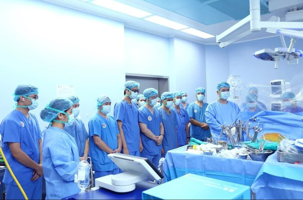 Y, BS tại BV Trung ương Quân đội 108 (Hà Nội) dành phút mặc niệm tri ân người chết não hiến tạng (Ảnh: BVCC)