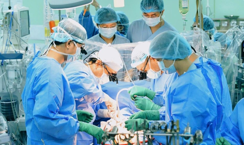 Các bác sỹ Bệnh viện Đại học Y dược Thành phố Hồ Chí Minh tiến hành ghép tim cho người bệnh (Ảnh: BVCC)