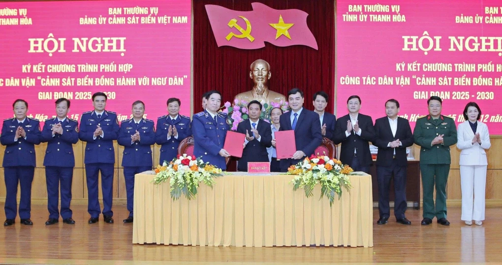 Chủ tịch UBND tỉnh Nguyễn Hoài Anh (phải) và Trung tướng Bùi Quốc Oai, Chính ủy Cảnh sát biển Việt Nam trao thỏa thuận phối hợp công tác. Ảnh: Lam Sơn