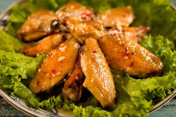 Cánh gà chiên bơ có hương vị bắt miệng, màu sắc đẹp mắt (Ảnh minh họa)