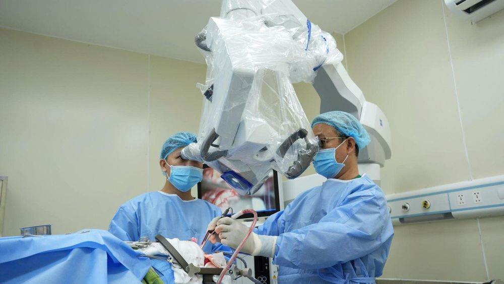 kíp phẫu thuật sử dụng kính hiển vi phẫu thuật và hệ thống theo dõi thần kinh trong mổ (Ảnh: BVCC)