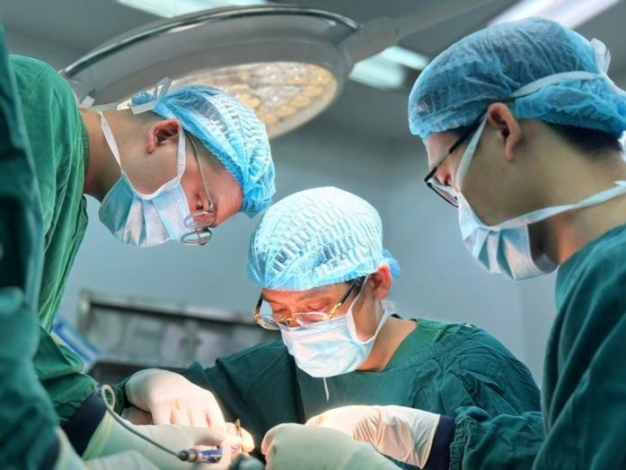 Các bác sĩ Bệnh viện Bệnh nhiệt đới Trung ương phẫu thuật cho bệnh nhân (Ảnh: BVCC)
