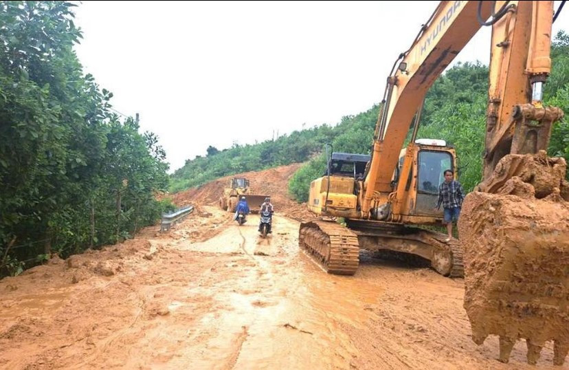 Đường Trường Sơn Đông qua TP Đà Nẵng và nhiều tỉnh liên tục bị sạt lở nghiêm trọng (Ảnh: CTV)
