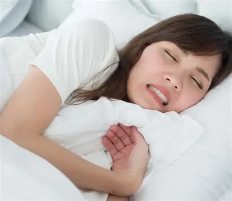 Ngủ nghiến răng là tật xấu nhiều người mắc phải (Ảnh minh họa)