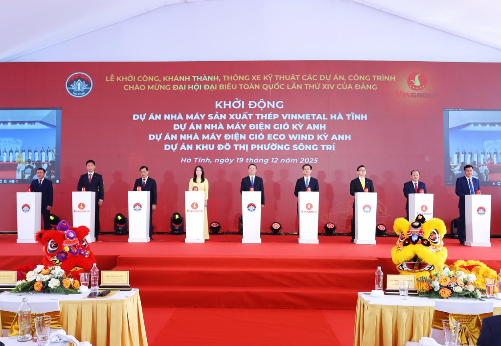 Các đại biểu ấn nút khởi động các dự án tại Khu kinh tế Vũng Áng.
