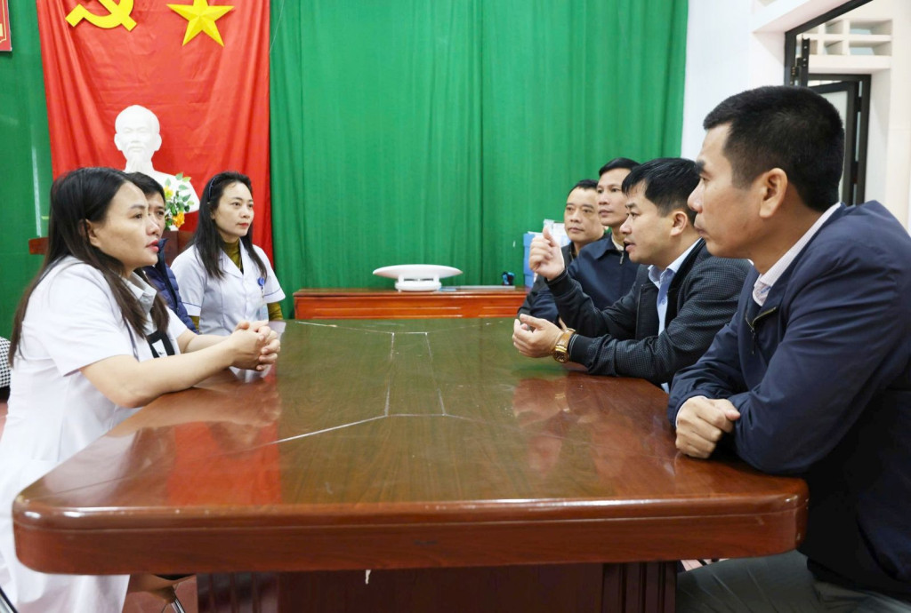 Đoàn công tác CDC Hà Tĩnh giám sát phòng chống dịch tại trạm y tế Sơn Tây( Ảnh CDC cung cấp)