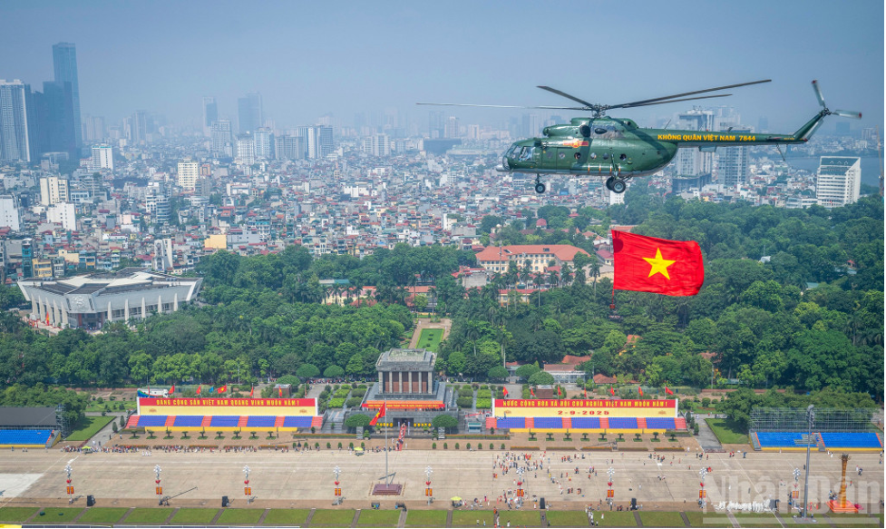 Biên đội trực thăng bay ngang qua Quảng trường Ba Đình sáng 24/8 (Ảnh: Báo QĐND