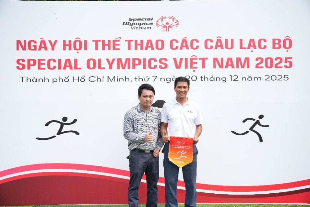 ông Đỗ Anh Tuấn, Giám đốc điều hành tổ chức Special Olympics Việt Nam (bên trái), ông Phạm Văn Thịnh, Giám đốc điều hành LAZU Vietnam (bên phải) (Ảnh: BTC)