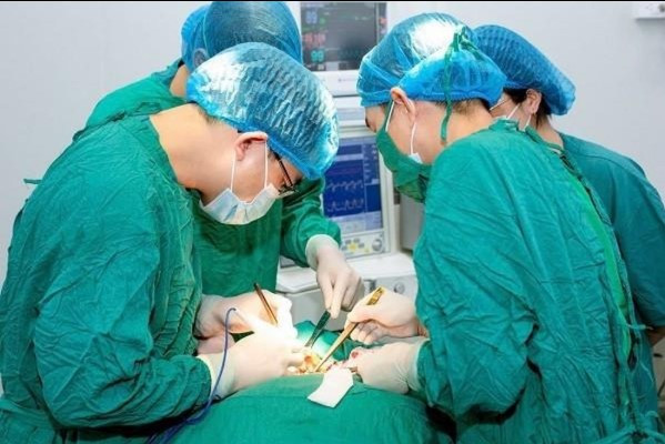 c y bác sĩ đang thực hiện phẫu thuật cho bệnh nhân L.Q.C (Ảnh: BVCC)