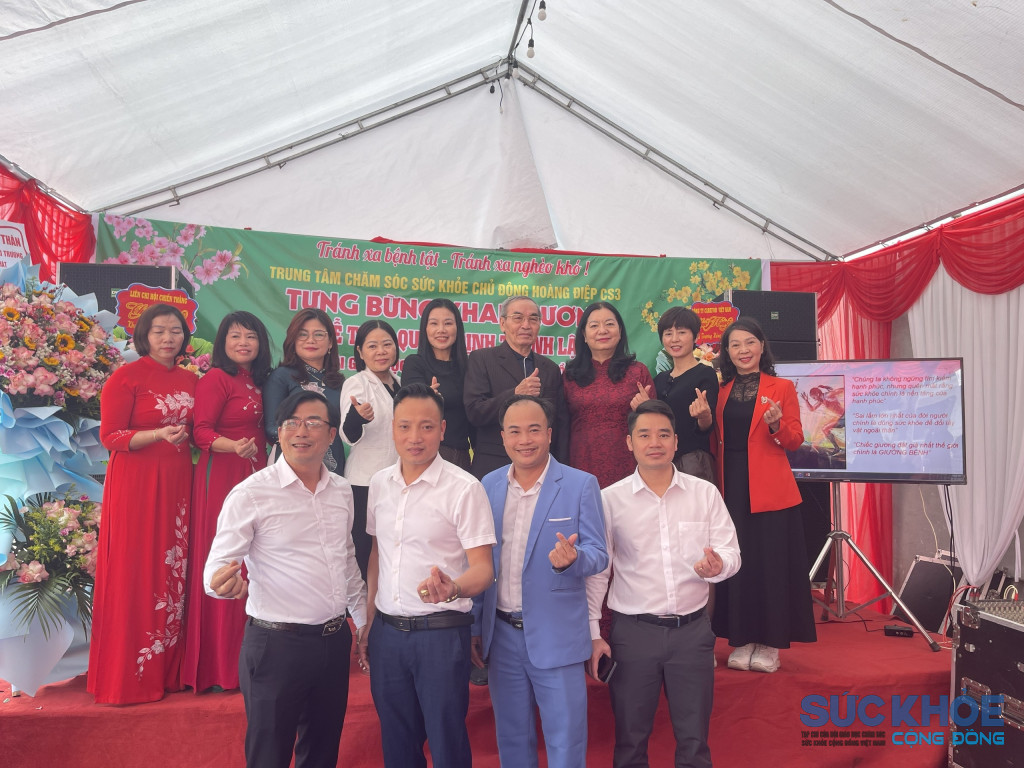 Các đại biểu chụp ảnh lưu niệm tại sự kiện (Ảnh: Đỗ Huệ)