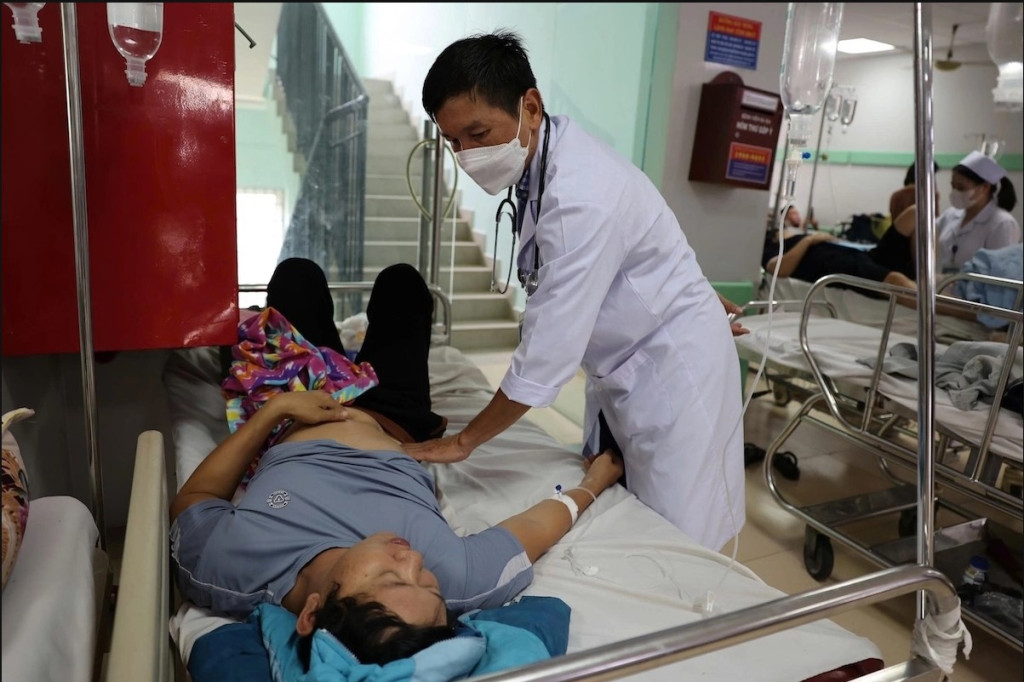 Một người bệnh đang được điều trị tại Bệnh viện Đa khoa Bà Rịa sau khi ăn bánh mì Ngọc Hà (Ảnh: Nhi Hoàng)