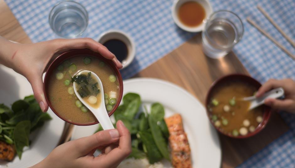 Ăn cơm chan canh thường xuyên khiến cơ thể giảm hấp thụ chất dinh dưỡng (Ảnh minh họa)