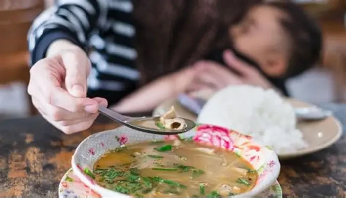 Nhiều người có thói quen ăn cơm chan canh (Ảnh minh họa)