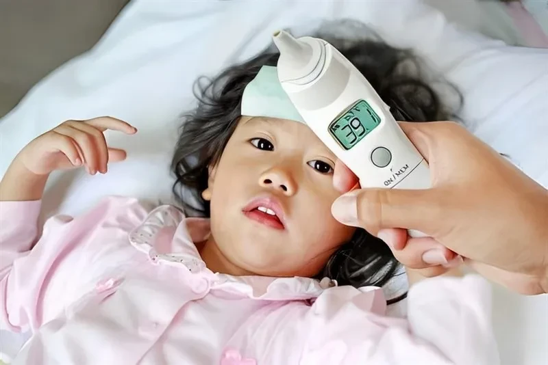 Sốt kéo dài kèm biểu hiện viêm toàn thân là biểu hiện của bệnh kawasaki (Ảnh minh họa)